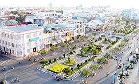 Bước phát triển của thành phố 

đầu nguồn sông Hậu