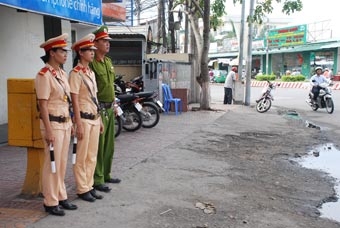 NHÂN RỘNG MÔ HÌNH CẢNH SÁT GIAO THÔNG NỮ 
ĐIỀU TIẾT GIAO THÔNG VÀ XỬ LÝ VI PHẠM