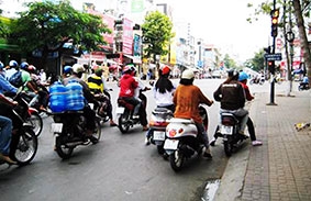 Nên xử phạt người điều khiển giao thông đậu xe không cho phương tiện khác quẹo phải