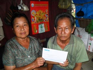 Trao tiền từ thiện