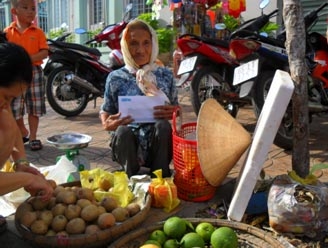 Trao tiền từ thiện