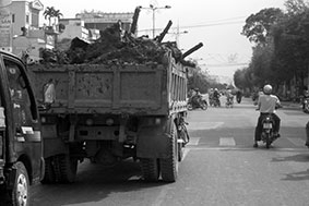 Tuyên truyền, tạo sự đồng thuận cao trong việc ngăn chặn và xử lý hành vi chở hàng quá khổ, quá tải