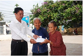 Trao tiền từ thiện