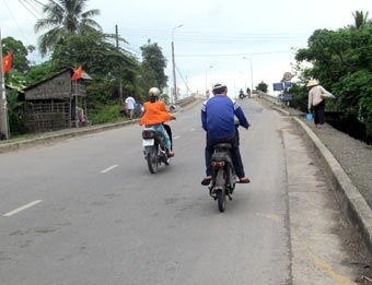 Xe đạp điện “vô tư” không đội mũ bảo hiểm
