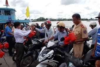 TĂNG CƯỜNG ĐẢM BẢO TRẬT TỰ AN TOÀN GIAO THÔNG 
TỪ NAY ĐẾN CUỐI NĂM 2013