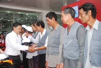 TẶNG MŨ BẢO HIỂM  CHO 100 CỰU CHIẾN BINH TP CẦN THƠ 
VÀ NGHIỆP ĐOÀN MÔ TÔ KHÁCH QUẬN NINH KIỀU