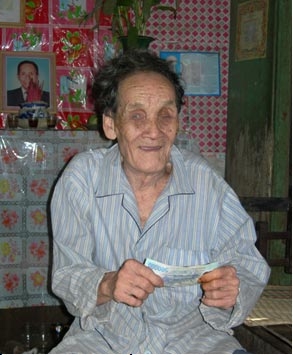 Trao tiền từ thiện