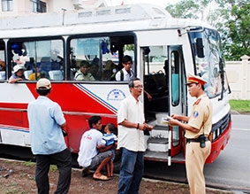 Tăng cường xử lý các ô tô chở quá tải tham gia giao thông