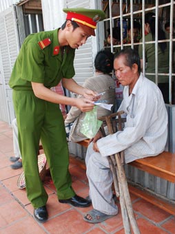 Noi gương Bác, nêu cao tinh thần tận tụy phục vụ nhân dân
