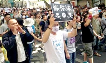 Biểu tình phản đối dự án 
nhà máy lọc dầu Côn Minh