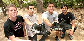 Sinh viên phát minh 

giày phát điện