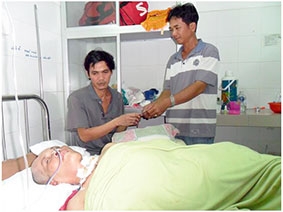 Trao tiền từ thiện