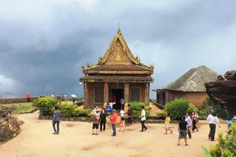 Khám phá đỉnh thiêng Bokor