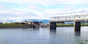 Mỹ:

Vô số cây cầu có nguy cơ đổ sụp