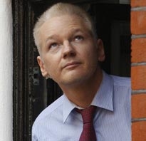 Ecuador cáo buộc Anh vi phạm nhân quyền