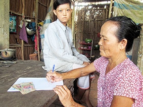 Trao tiền từ thiện