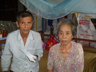 Trao tiền từ thiện