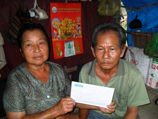 Trao tiền từ thiện