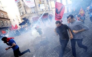 Cảnh sát đụng độ với 
người biểu tình chống chính phủ