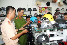 DUY TRÌ PHỐI HỢP TUYÊN TRUYỀN, GIÁO DỤC HỘ KINH DOANH
VÀ NGƯỜI SỬ DỤNG MŨ BẢO HIỂM ĐẠT CHẤT LƯỢNG