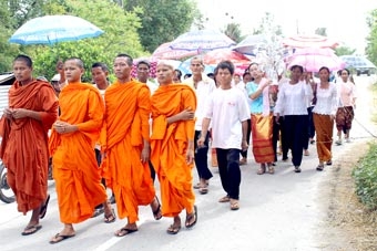 Tập quán con trai đi tu 
của đồng bào Khmer vùng Bảy Núi