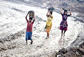 Ấn Độ:

Khủng hoảng năng lượng và 

“bóng dáng mafia” trong ngành than đá