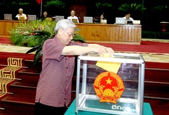 Tiến hành lấy phiếu tín nhiệm đối với 47 người giữ các chức vụ do Quốc hội bầu hoặc phê chuẩn