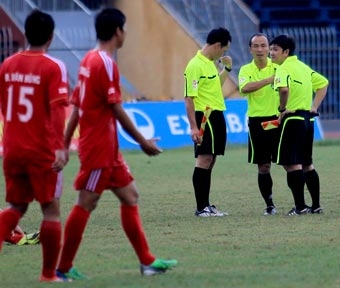 Làm trọng tài bóng đá có khó không?