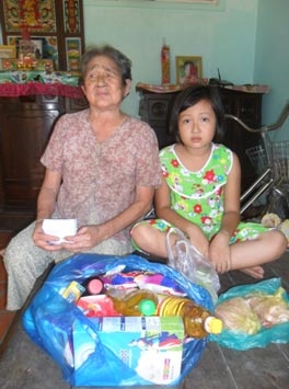 Trao tiền từ thiện