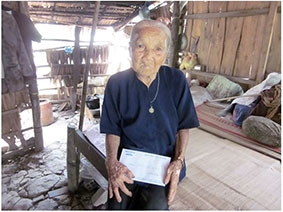 Trao tiền từ thiện