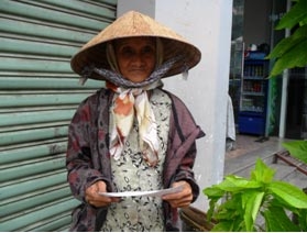 Trao tiền từ thiện