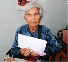 Cụ bà bán vé số dạo cần được giúp đỡ