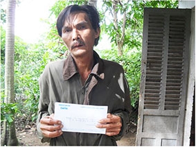 Trao tiền từ thiện