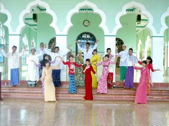 Xóm Chăm bên bờ sông Hậu