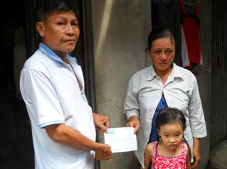 Trao tiền từ thiện