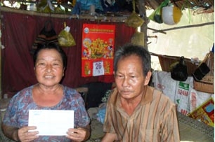 Trao tiền từ thiện