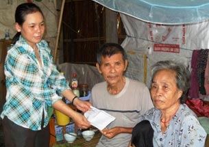 Trao tiền từ thiện