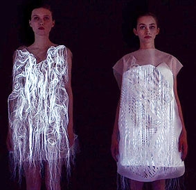 Chiếc váy tự vặn xoắn, 

phát sáng khi có người nhìn