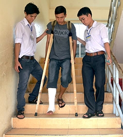 Phạm Ngọc Nhất, chống nạng đến trường thi