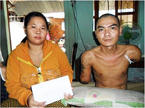 Trao tiền từ thiện