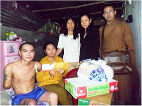 Trao tiền từ thiện