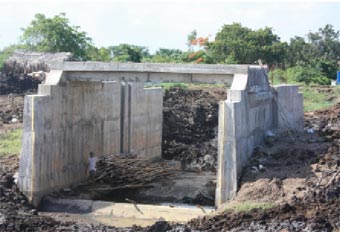Hai công trình cống thoát nước ra biển Tây thi công chậm, dân bức xúc