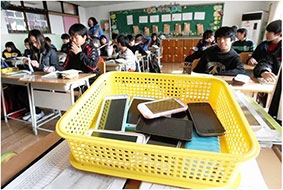 Chứng “nghiện” điện thoại gia tăng trong giới trẻ Hàn Quốc