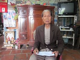 Trao tiền từ thiện