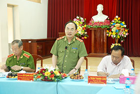 Cán bộ, đảng viên và công chức, viên chức phải gương mẫu chấp hành Chỉ thị số 18 của Ban Bí thư