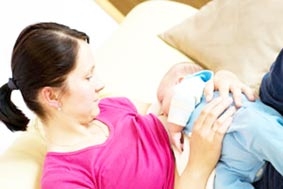 Trẻ bú sữa mẹ càng lâu, càng thông minh