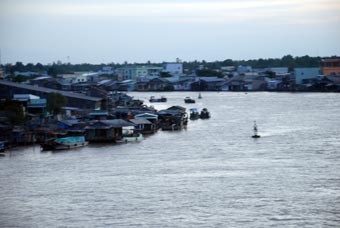 BÀN VIỆC THẢ PHAO, SẮP XẾP PHƯƠNG TIỆN, PHÂN LUỒNG GIAO THÔNG THỦY TẠI KHU VỰC CHỢ NỔI CÁI RĂNG