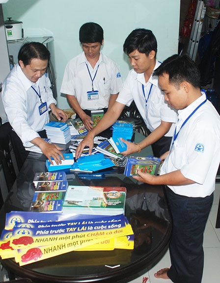 Phát 10.000 quyển cẩm nang lái xe an toàn và ấn phẩm tuyên truyền trên các ô tô