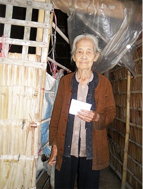 Trao tiền từ thiện