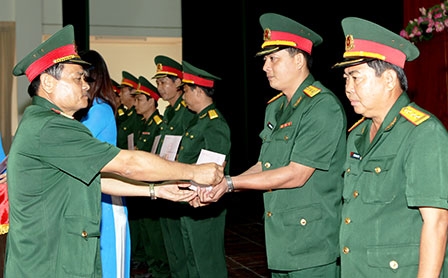 Trao Quyết định  thăng quân hàm cấp Thượng tá năm 2013